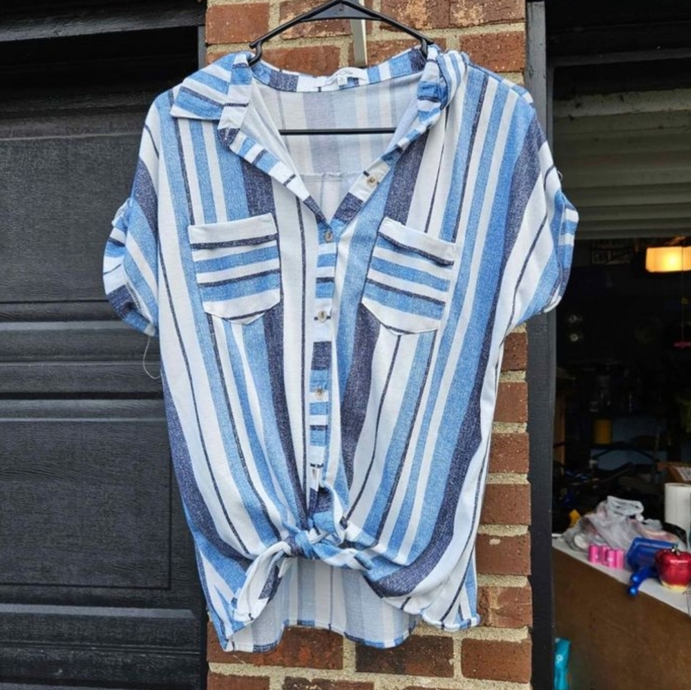 Blue and white stripped tie bottom shirt